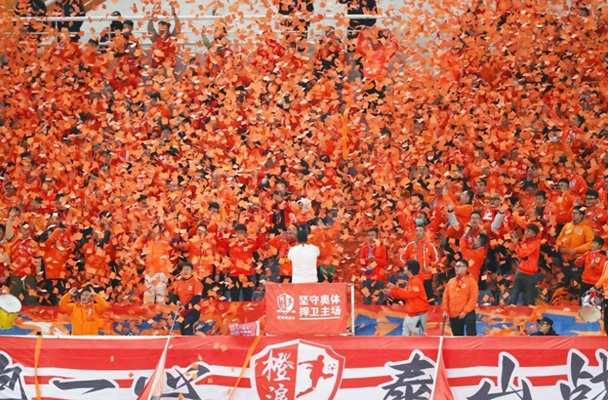 激情澎湃！现场观众为选手呐喊加油(激情澎湃!现场观众为选手呐喊加油视频)