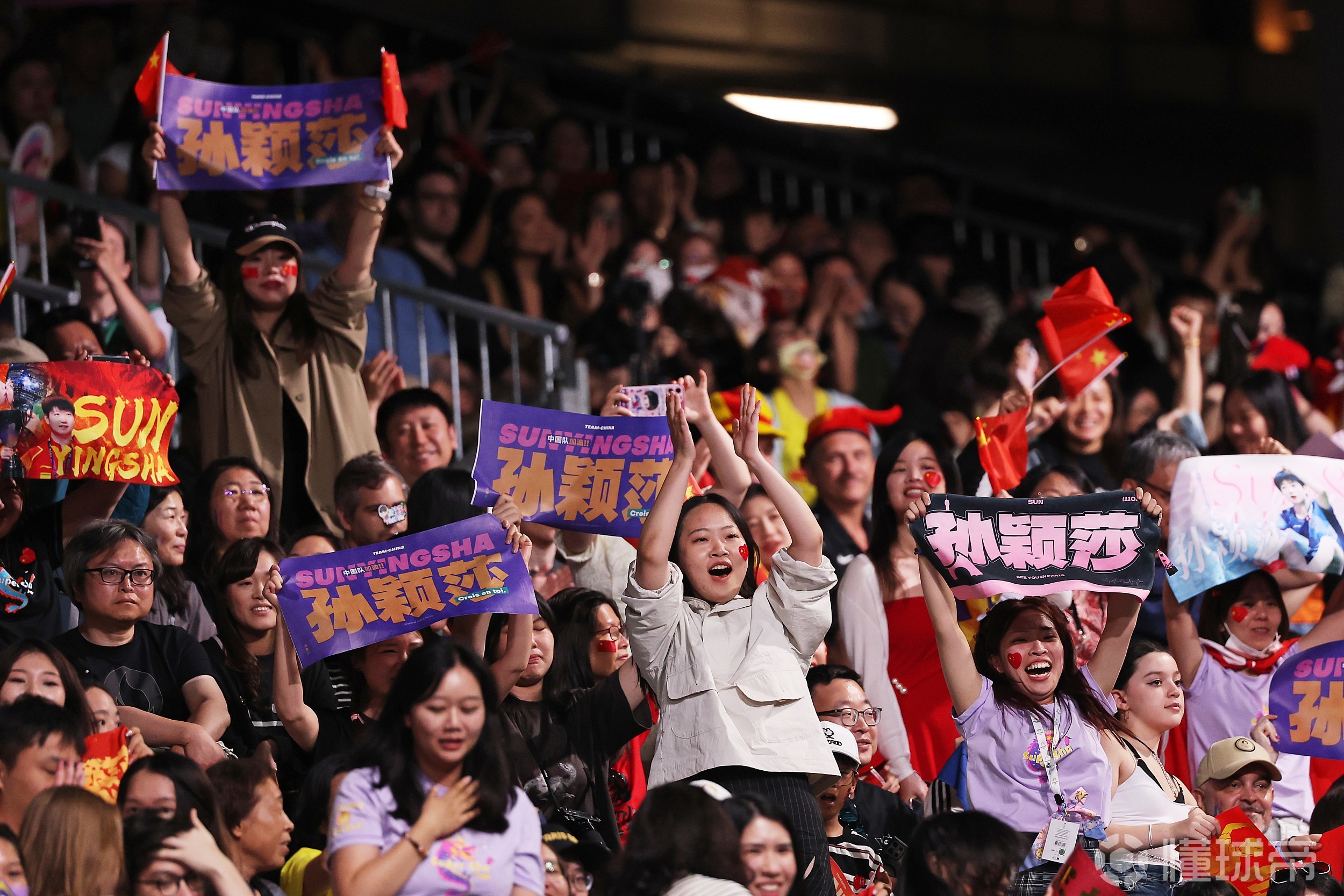 激情澎湃！现场观众为选手呐喊加油(激情澎湃!现场观众为选手呐喊加油视频)