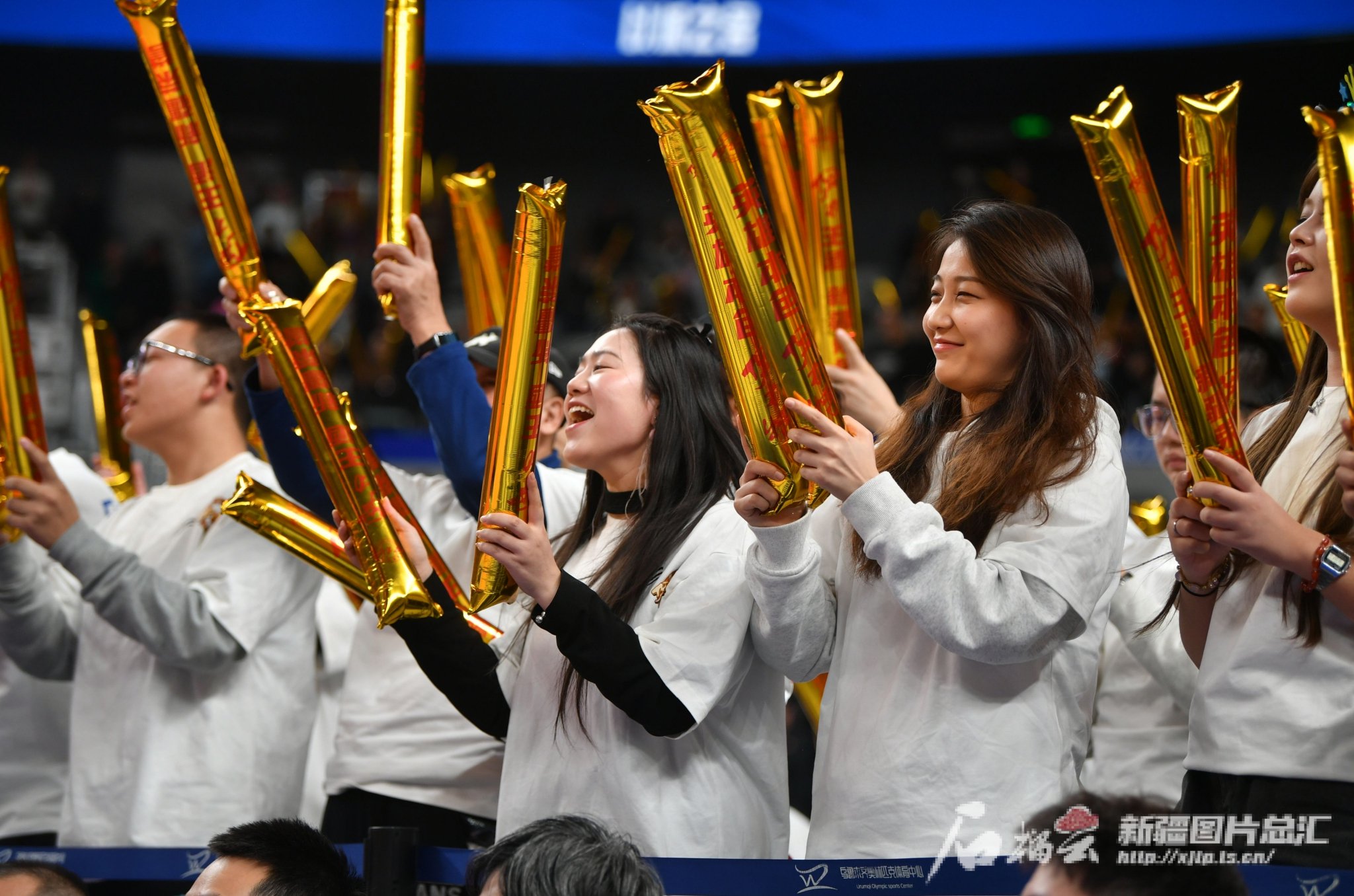 球迷疯狂呐喊，现场气氛燃烧至极致的简单介绍