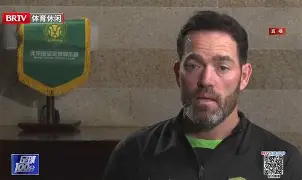 激烈较量即将展开，球队备战全力冲刺(激烈的赛场上甲乙两队正在争夺冠亚军修改病句)