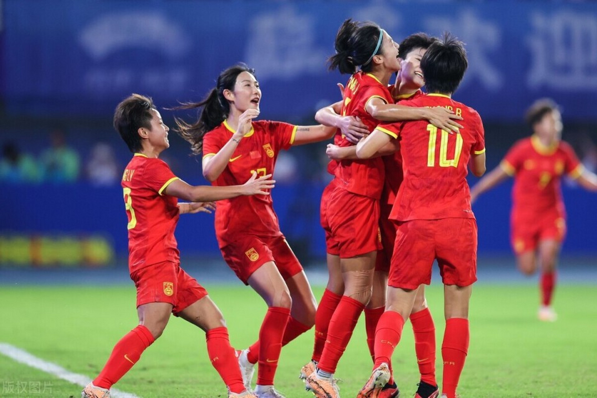 包含中国女足实力派上阵，战胜对手闯入女足比赛半决赛的词条